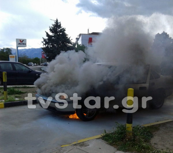 Λαμία: Στις φλόγες τυλίχθηκε ΙΧ έξω από τα Jumbo (φωτο-video)