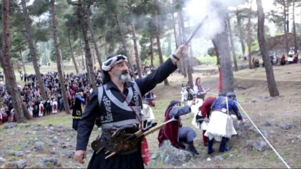 Άμφισσα: Εντυπωσίασε, γι’ ακόμη μια χρονιά, η αναπαράσταση της Απελευθέρωσης του Κάστρου των Σαλώνων (video)