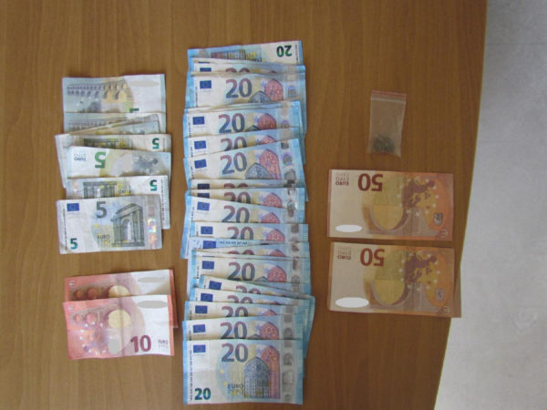 Τους έπιασαν με πλαστά χαρτονομίσματα, και ναρκωτικά. (φώτο)