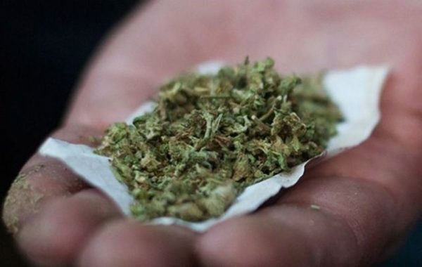 Χειροπέδες σε Λαμιώτη με χασίς