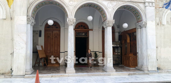 Έβαλαν φωτιά στην είσοδο του Μητροπολιτικού Ναού της Λαμίας. (φώτο)
