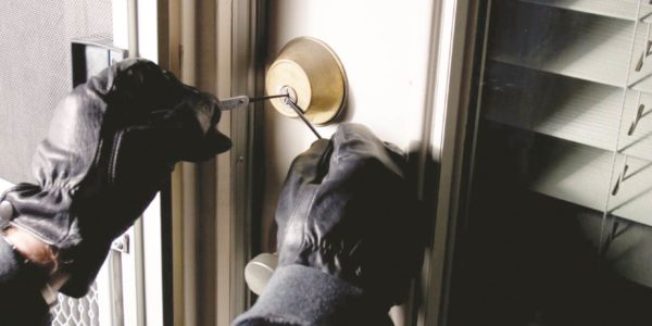 Απίστευτο: Έμπαιναν σε σπίτια και έκλεβαν από έπιπλα μέχρι σωλήνες