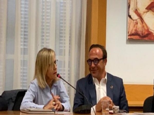 Συνάντηση της Γιώτας Πούλου με τον Πέτρο Κόκκαλη