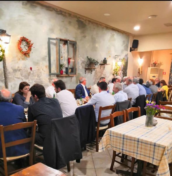 Κοκορέτσι, κοντοσούβλι και σέλφι για τον πρωθυπουργό σε γνωστή ταβέρνα (φωτογραφίες)