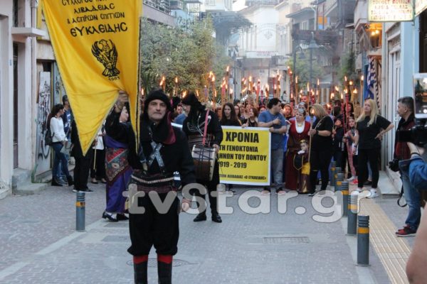 Λαμπαδηφορία στη Λιβαδειά για τα 100 χρόνια από τη Γενοκτονία των Ελλήνων του Πόντου (video-photo)