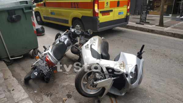 Λαμία: ΙΧ παρέσυρε σταθμευμένα μηχανάκια (φωτο-video)