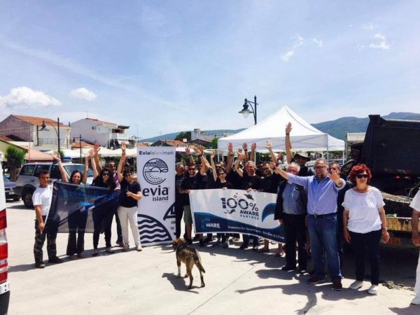 Χαμόγελα ικανοποίησης για τον καθαρισμό που έκαναν στην παραλία των Ωρεών