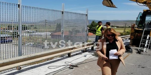 Σιδερένιος φράχτης στη γέφυρα του τρόμου. Επιμένει με την καθημερινότητα η Φανή Παπαθωμά (video-photo)