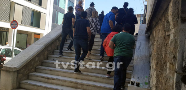 Στο δικαστήριο οι 11 συλληφθέντες για τις κλοπές στο S/M. Tι λένε οι συνήγοροί τους (φώτο και video)