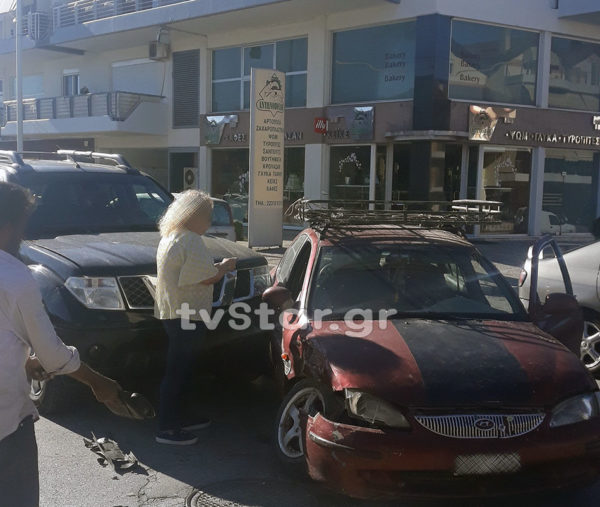 Τροχαίο σε διασταύρωση της  Λαμίας. (φωτογραφίες)