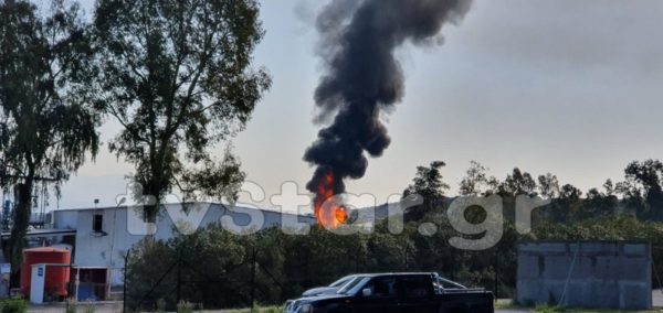 Βαθύ Αυλίδας: Υπό έλεγχο η φωτιά στο εργοστάσιο χημικών – Έρευνα για τα αίτια