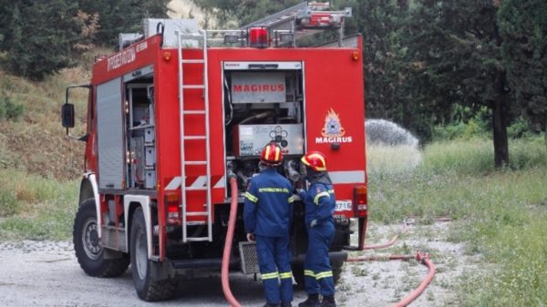 Φωτιά στο χωριό Λάτα στον δήμο Αλιβερίου