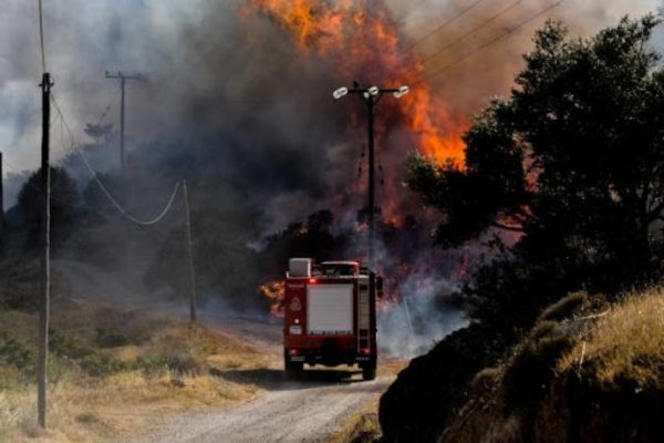 Μαίνεται η φωτιά στο Αλιβέρι νέο μήνυμα από το 112 για εκκένωση του προφήτη Ηλία
