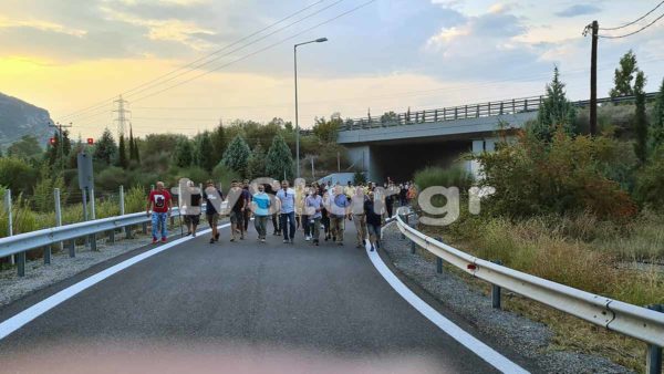 Καμένα Βούρλα: Κλείνουν τα διόδια για τους πρόσφυγες