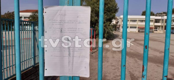Κατάληψη 2ο Γυμνάσιο Λαμίας: Με τη διευθύντρια και ομάδα γονέων συζητούν τα αιτήματα τους οι μαθητές