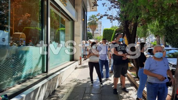 Αγανάκτησαν οι πολίτες. Δύο ώρες στην ουρά για μία συναλλαγή