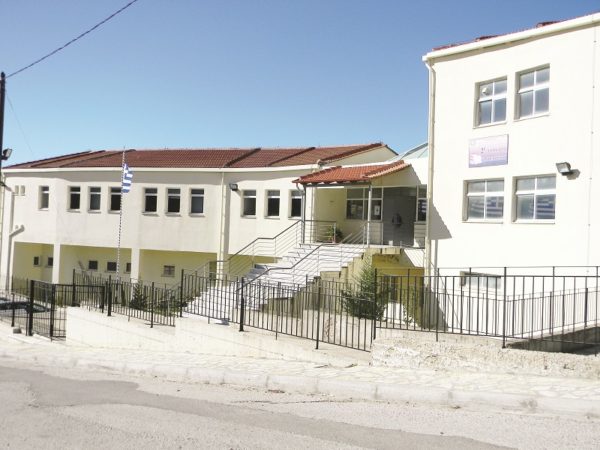Προβλήματα σε τρία σχολικά συγκροτήματα του Καρπενησίου