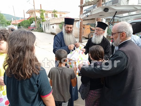Εκατοντάδες παιδικά χαμόγελα χάρισε σε πλημμυροπαθείς περιοχές ο Μητροπολίτης Φθιώτιδος Συμεών (φωτο-video)