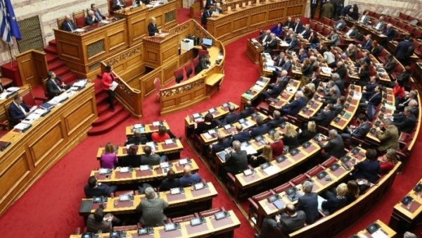 Ομόθυμη καταδίκη του φασισμού από τα κόμματα της Βουλής, ενόψει της απόφασης για τη Χρυσή Αυγή