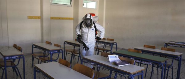 Αποσυμφόρηση των τάξεων και δωρεάν τεστ ζητούν οι εκπαιδευτικοί