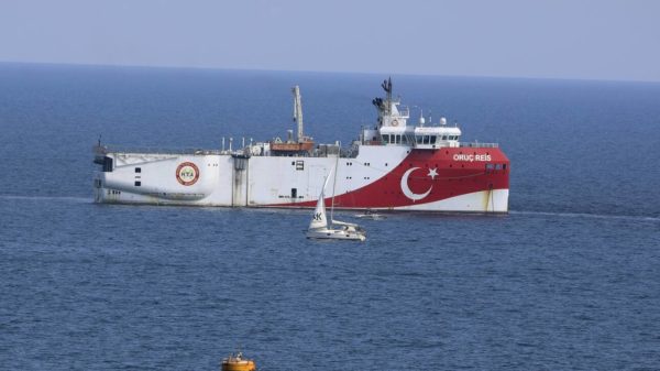 Ξαναβγαίνει το Oruc Reis, «τινάζοντας» στον αέρα τις διερευνητικές