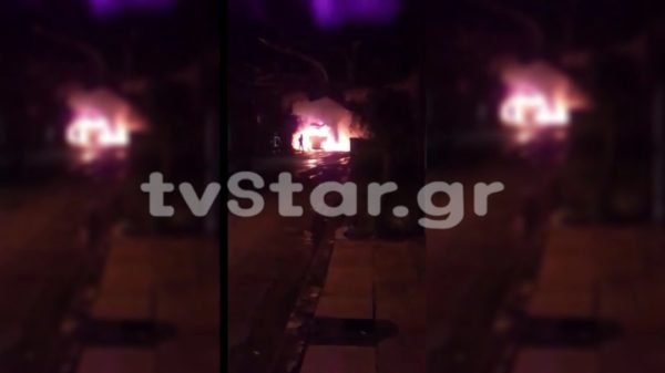 Καμένα Βούρλα: Φωτιά και εκρήξεις σε νταλίκα (φώτο & video)