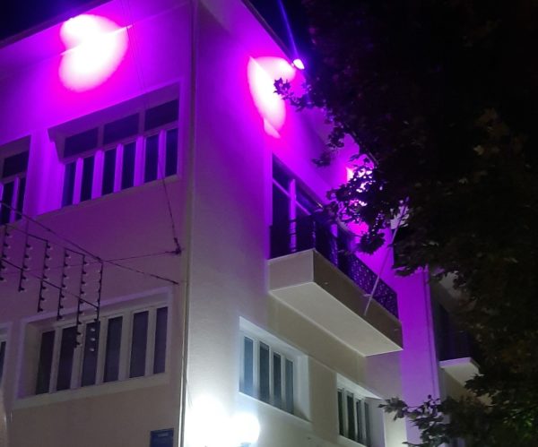 Φωταγωγήθηκε ροζ το «Δράκειο Μέγαρο» του Δήμου Θηβαίων