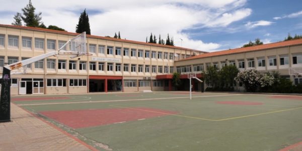 Έκλεισαν δύο τμήματα σε σχολεία της Λιβαδειάς. Πενταμελής οικογένεια θετική στον κορoνοιό (video)