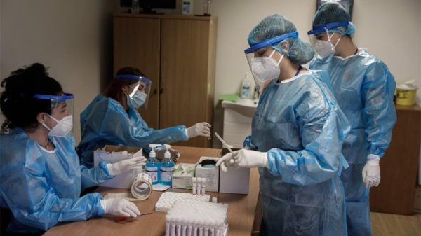 Κορωνοϊός: Στα 453 τα νέα κρούσματα – 13 θάνατοι το τελευταίο 24ωρο