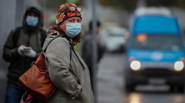 Covid-19: Πάνω από 400.000 κρούσματα, αριθμός ρεκόρ, την Πέμπτη σε όλον τον κόσμο