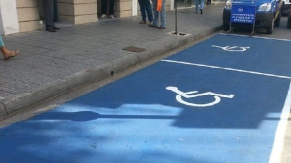 Περισσότερες από 3.500 κλήσεις σε οδηγούς οι οποίοι εμπόδιζαν με τα οχήματά τους την ελεύθερη κίνηση πεζών και ΑμεΑ