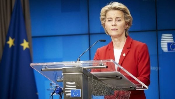 Ούρσουλα φον ντερ Λάιεν: “Η σκέψη μου στρέφεται στους εκπαιδευτικούς στη Γαλλία και παντού στην Ευρώπη”