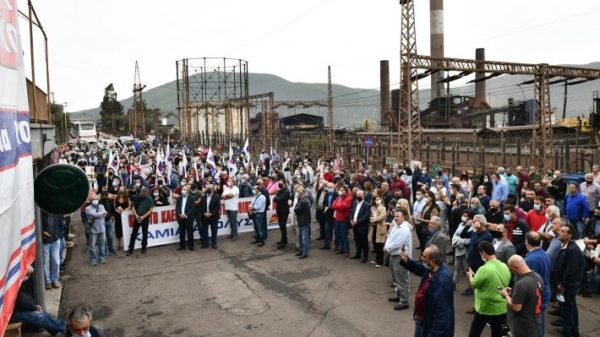 Ο Δ.Κουτσούμπας στο πλευρό των εργαζομένων της ΛΑΡΚΟ. Συγκέντρωση διαμαρτυρίας έξω από το εργοστάσιο στη Λάρυμνα