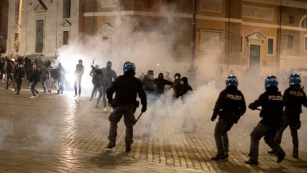 Ρώμη: Επεισόδια με ακροδεξιούς που αντιτίθενται στην απαγόρευση κυκλοφορίας