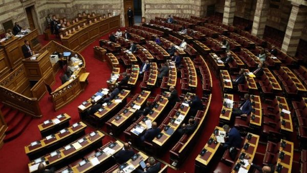 Το βράδυ η ονομαστική ψηφοφορία επί της πρότασης μομφής κατά του υπ. Οικονομικών