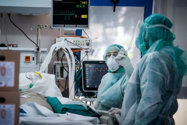 Τσεχία: Περισσότερα από 12.400 νέα κρούσματα καταγράφηκαν χθες