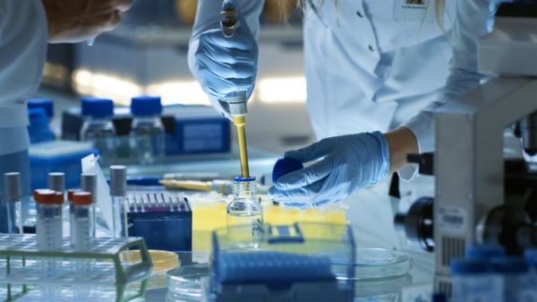 Ισχυρή ανοσοαπόκριση σε ηλικιωμένους προκάλεσε το πειραματικό εμβόλιο της Οξφόρδης