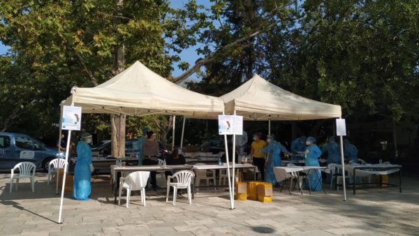 Τεστ ανίχνευσης κορωνοϊού από κλιμάκιο του ΕΟΔΥ στη Θήβα (video)