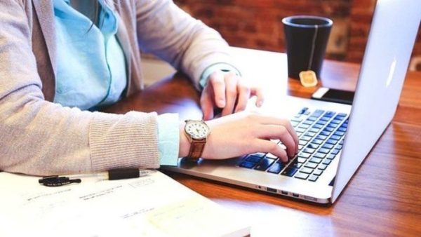 Παρατείνεται έως 30 Νοεμβρίου η υποχρεωτική τηλεργασία για το 40% των εργαζομένων στην περιφέρεια Αττικής