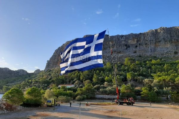 Κρητικός ύψωσε τη μεγαλύτερη Ελληνική σημαία στο Καστελόριζο