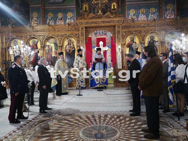 Λαμία 28η: Mε λιγότερους πιστούς και επισήμους στη Μητρόπολη. Συγκινημένοι έψαλλαν τον Εθνικό Ύμνο (φωτο κ΄video)