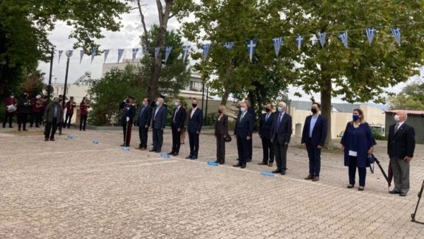 Με επισήμους και μόνο μια μαθήτρια πραγματοποιήθηκε η επέτειος της 28ης Οκτωβρίου στη Θήβα (video)