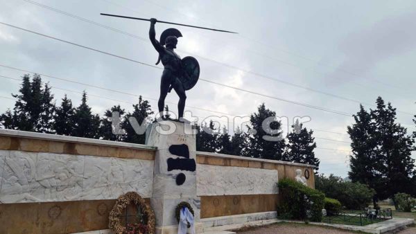 Έβαψαν με μαύρη μπογιά το μνημείο του Λεωνίδα στις Θερμοπύλες. (φωτο και video)