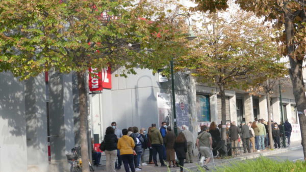 Lockdown με ατελείωτες ουρές στη Λάρισα! Ανησυχία για τα νέα κρούσματα