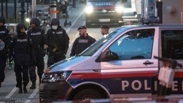 Επίθεση στη Βιέννη: Κινδυνεύει η ζωή επτά τραυματιών -Τέσσερις πολίτες και ο δράστης νεκροί