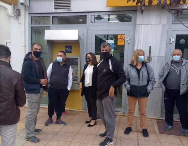 Διαμαρτυρία για το κλείσιμο του υποκαταστήματος της τράπεζας Πειραιώς στην Κάτω Τιθορέα (φωτο)