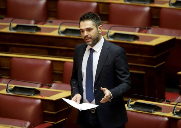 Απάντηση Βορίδη σε Σαρακιώτη για τη στήριξη των ελαιοπαραγωγών και τον ΕΦΚ αγροτών: «Δεν ξέρω, δεν είδα, δεν άκουσα» (video)
