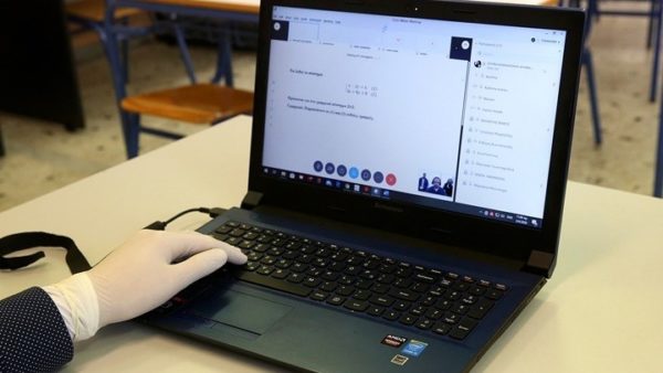 Σε ρυθμούς τηλεκπαίδευσης από αύριο οι περισσότερες εκπαιδευτικές δομές. Πώς θα λειτουργήσουν νηπιαγωγεία και δημοτικά