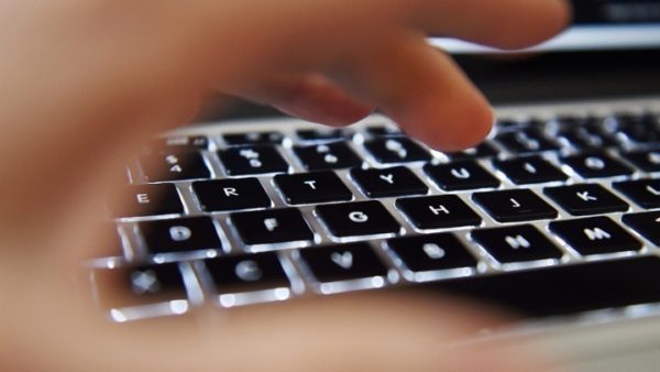 Φθιώτιδα: Χάκαραν τα κοινωνικά δίκτυα αντιδημάρχου και εξαπάτησαν πολίτες. (video)