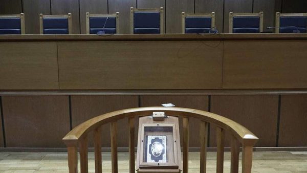Κορωνοϊός: Ποινική δίωξη για τους αρνητές της μάσκας στο Σύνταγμα